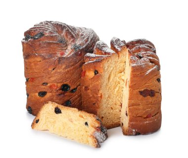 Beyaz arka planda lezzetli Paskalya pastaları