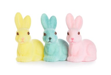 Beyaz arka planda şirin Paskalya tavşanları