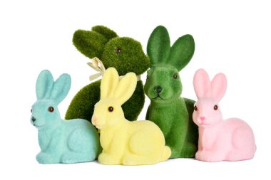 Beyaz arka planda farklı Paskalya tavşanları