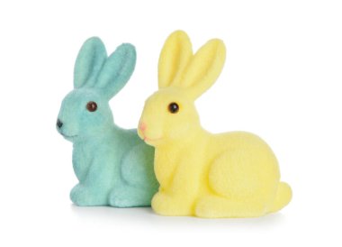 Beyaz arka planda şirin Paskalya tavşanları