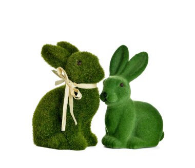 Beyaz arka planda şirin Paskalya tavşanları