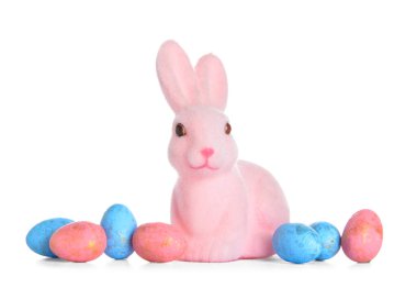 Tatlı Paskalya tavşanı ve beyaz arka planda yumurtalar.