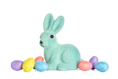 Tatlı Paskalya tavşanı ve beyaz arka planda yumurtalar.