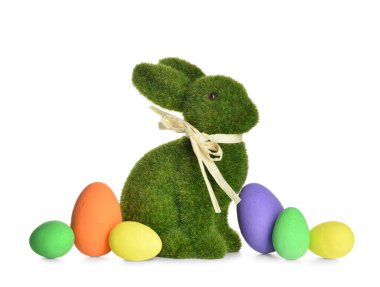 Tatlı Paskalya tavşanı ve beyaz arka planda yumurtalar.