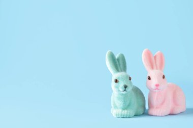 Mavi arka planda şirin Paskalya tavşanları