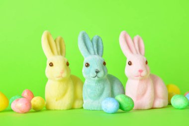 Yeşil arka planda şirin Paskalya tavşanları ve yumurtalar