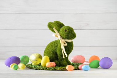 Tatlı Paskalya tavşanı ve hafif arka planda yumurtalar.