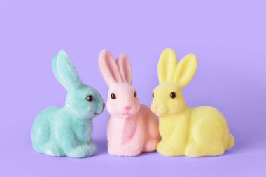 Mor arka planda şirin Paskalya tavşanları