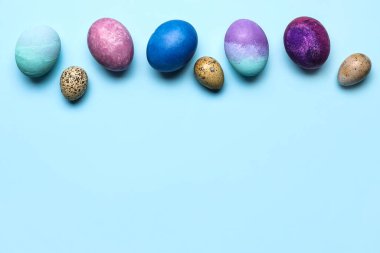 Mavi arka planda güzel paskalya yumurtaları