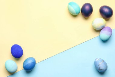 Renkli arkaplanda şık Paskalya yumurtaları