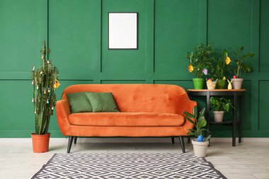 Kanepesi, çiçekleri ve paskalya yumurtaları olan şık bir oturma odası.