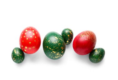 Beyaz arkaplanda zarif Paskalya yumurtaları