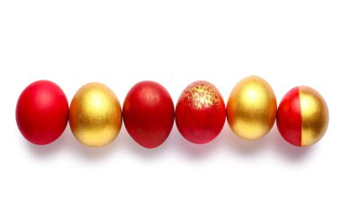 Beyaz arkaplanda zarif Paskalya yumurtaları