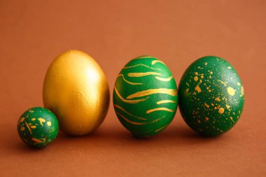 Kahverengi arkaplanda zarif Paskalya yumurtaları