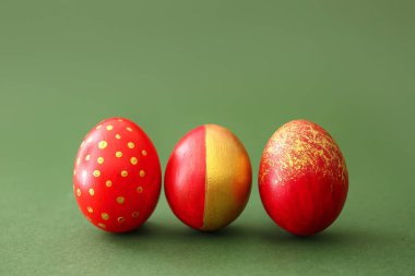 Yeşil arka planda zarif Paskalya yumurtaları