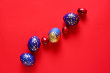 Kırmızı arkaplanda zarif Paskalya yumurtaları