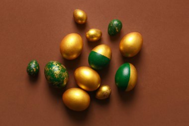 Kahverengi arkaplanda zarif Paskalya yumurtaları