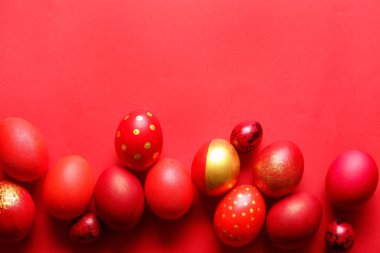 Kırmızı arkaplanda zarif Paskalya yumurtaları