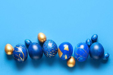 Mavi arka planda zarif Paskalya yumurtaları