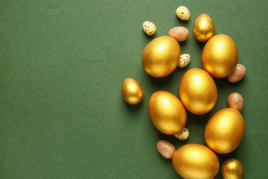 Yeşil arka planda zarif Paskalya yumurtaları