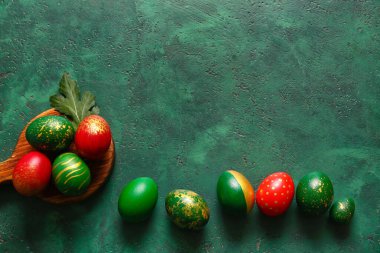 Yeşil arka planda zarif Paskalya yumurtaları