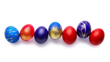 Beyaz arkaplanda zarif Paskalya yumurtaları