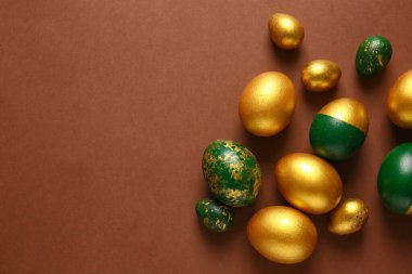 Kahverengi arkaplanda zarif Paskalya yumurtaları