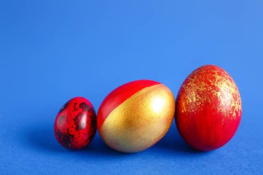 Mavi arka planda zarif Paskalya yumurtaları