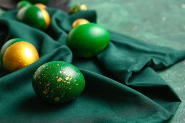 Yeşil arka planda zarif Paskalya yumurtaları