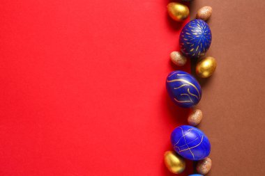 Kırmızı arkaplanda zarif Paskalya yumurtaları