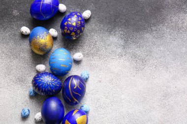 Hafif grunge arka planda şık Paskalya yumurtaları