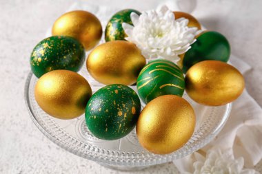 Hafif arka planda Paskalya yumurtaları olan tatlı standı