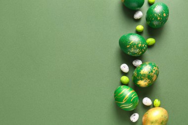 Yeşil arka planda zarif Paskalya yumurtaları