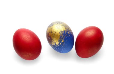 Beyaz arkaplanda zarif Paskalya yumurtaları