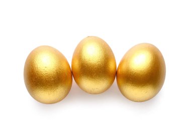 Beyaz arka planda altın boyalı Paskalya yumurtaları