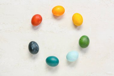 Paskalya yumurtalarından yapılmış bir çerçeve