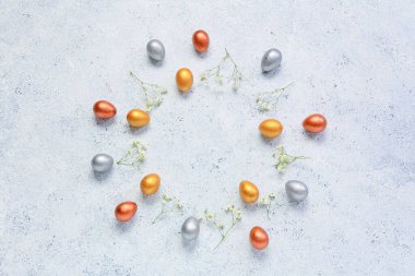 Paskalya yumurtaları ve çiçeklerden yapılmış çerçeve