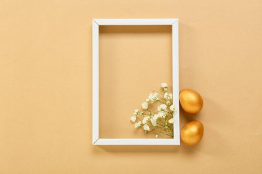 Çerçeveli güzel kompozisyon, renk arkaplanlı Paskalya yumurtaları ve çiçekler