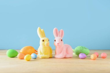 Paskalya tavşanları ve renkli arka planda boyanmış yumurtalar