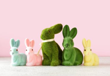 Renkli arka planda farklı Paskalya tavşanları