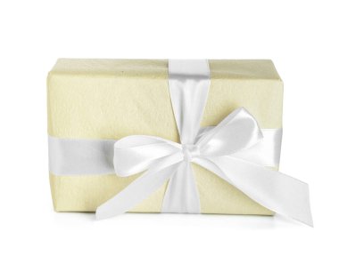 Kurdeleli hediye kutusu ve beyaz arka planda eğilme