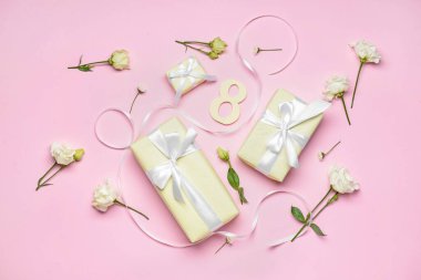 Uluslararası Kadın Günü için hediye kutuları ve çiçeklerle beste