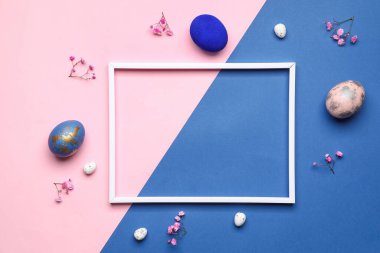 Fotoğraf çerçeveli kompozisyon, Paskalya yumurtaları ve renk arkaplanda çiçekler