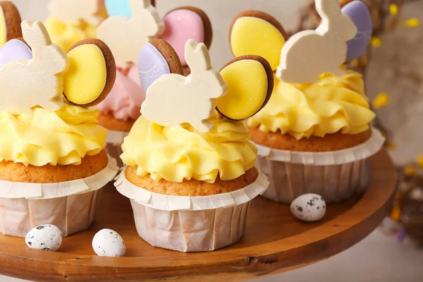 Stand Tasty Easter Cupcakes Eggs Light Background Closeup — Stock Photo, Image