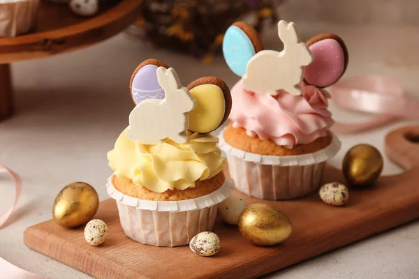 Board Tasty Easter Cupcakes Eggs Light Table Closeup — Stock Photo, Image