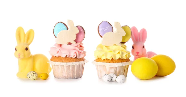Leckere Ostercupcakes Mit Eiern Und Hasen Auf Weißem Hintergrund — Stockfoto