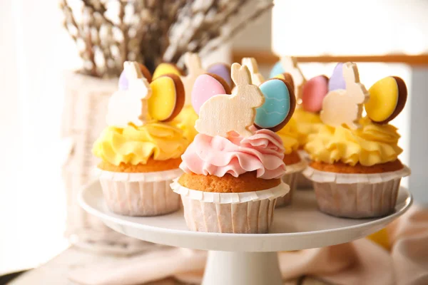 Stand Tasty Easter Cupcakes Table Closeup — Stock Photo, Image