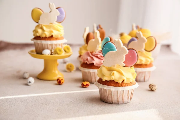 Chutné Velikonoční Cupcakes Vejce Světlém Pozadí — Stock fotografie