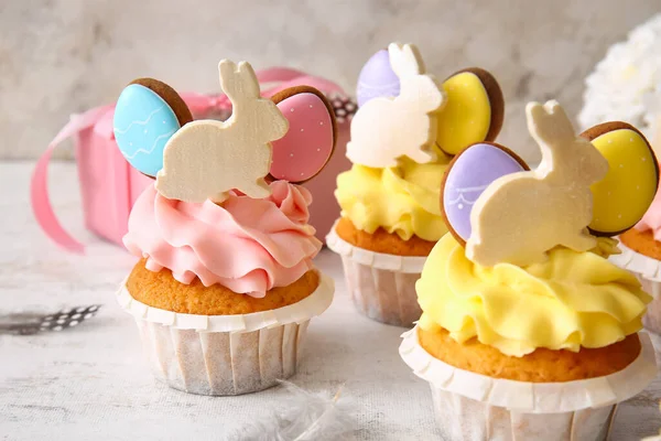 Tasty Easter Cupcakes Light Background Closeup — Stock Photo, Image