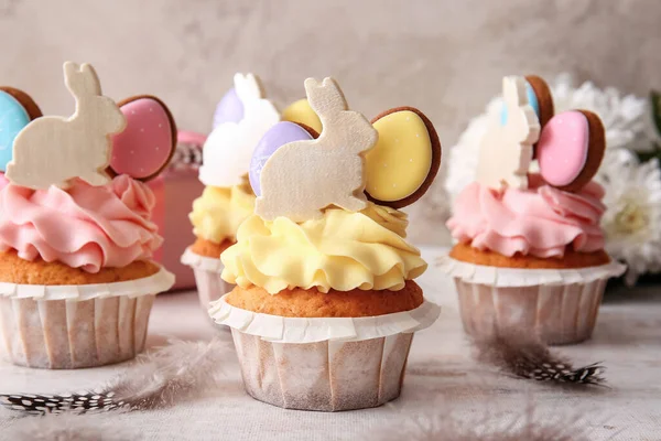 Paskalya çörekleri ve hafif arka planda tüyler, yakın plan.